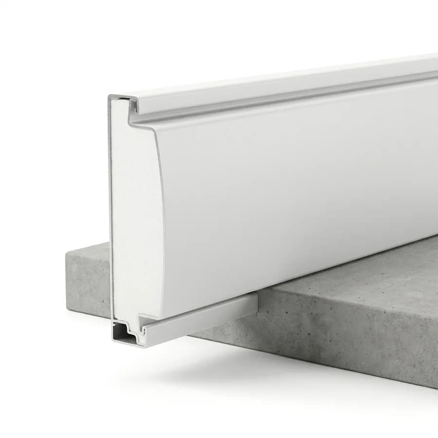 Lame aluminium isolée de 77 mm pour porte de garage enroulable, vue en coupe sur fond clair
