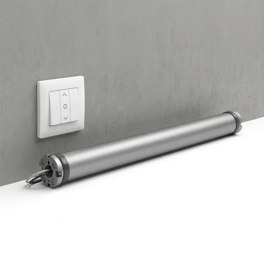 Moteur tubulaire filaire de porte de garage enroulable avec son inverseur mural, sur fond clair