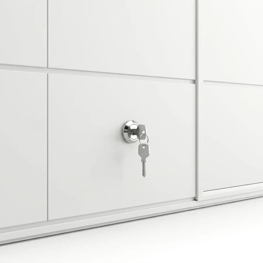Serrure débrayable de porte de garage sectionnelle avec sa clé, vue produit sur fond clair