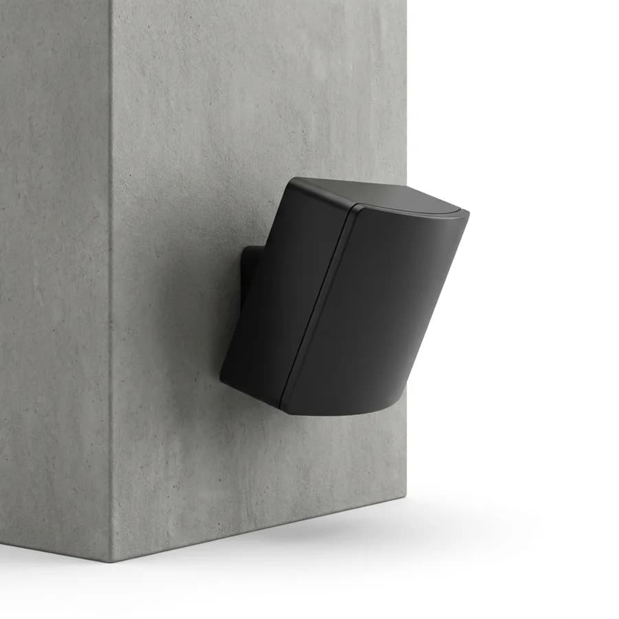 Capteur de mouvement (radar) fixé au-dessus d’une porte souple rapide, orienté vers l’allée